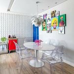 Placa-3D-Adesiva-Inca-Branca-aplicado-em-sala-de-jantar-com-decoracoes-coloridas-