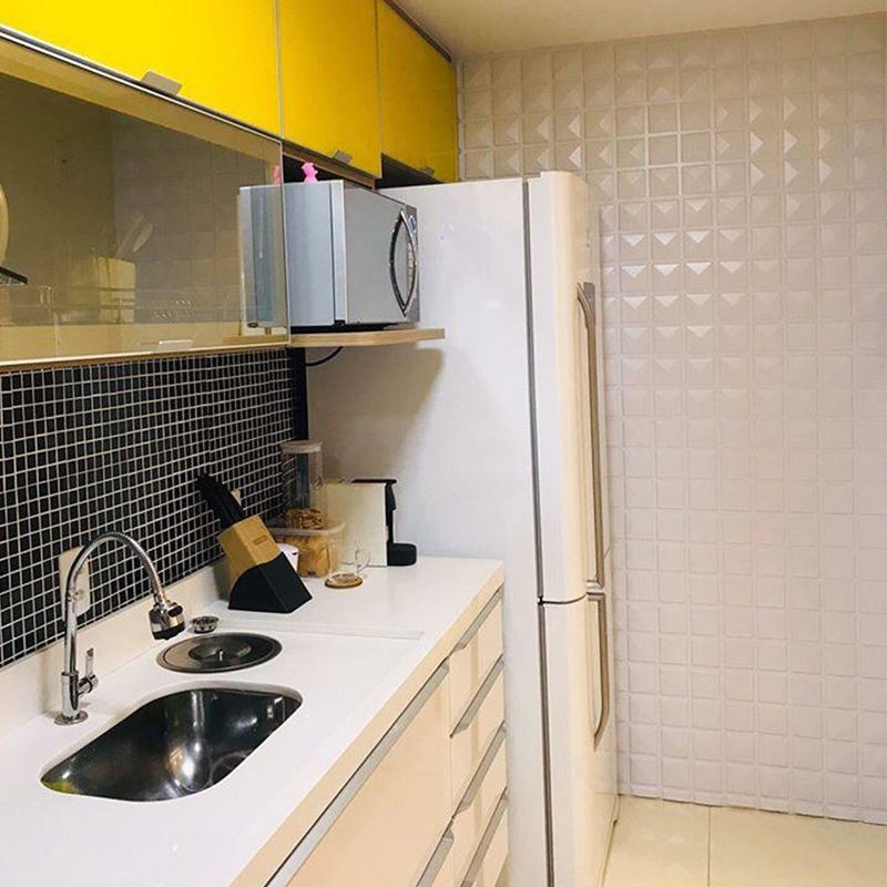 Placa-3D-Adesiva-Inca-Branca-aplicado-em-cozinha-branca-com-amarelo
