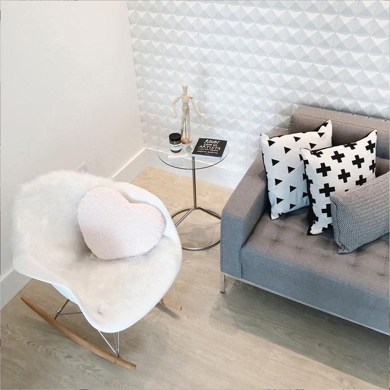 Placa-3D-Adesiva-Inca-Branca-aplicado-em-sala-de-estar-com-sofa-cinza-e-poltrona-branca