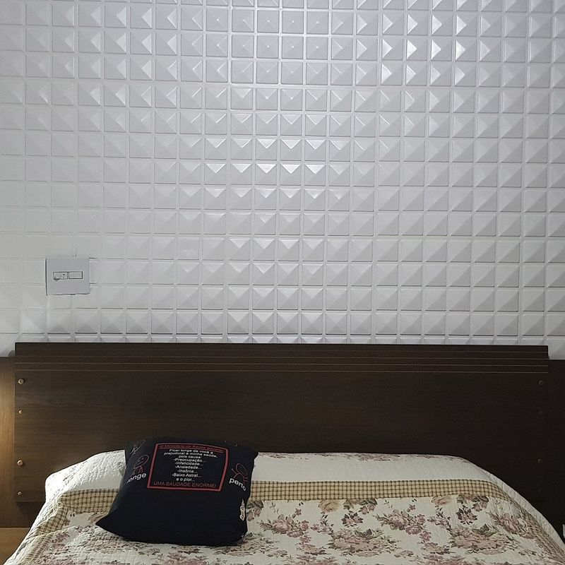 Placa-3D-Adesiva-Inca-Branca-aplicado-em-quarto-com-cama-de-casal