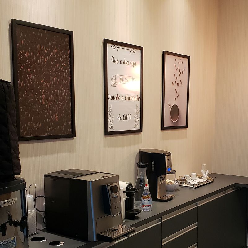 Papel-de-Parede-Listras-Tons-de-Bege-Decoratto-em-ambiente-de-cafe
