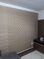 Papel-de-Parede-3D-Bronze-Geometrico-Decoratto-aplicada-em-sala-de-estar-foto-de-longe-