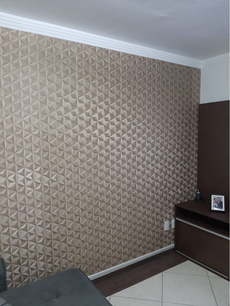 Papel-de-Parede-3D-Bronze-Geometrico-Decoratto-aplicada-em-sala-de-estar-foto-de-longe-