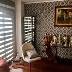 Papel-de-parede-cinza-a-preto-arabesco-decoratto-em-sala-de-decoracao