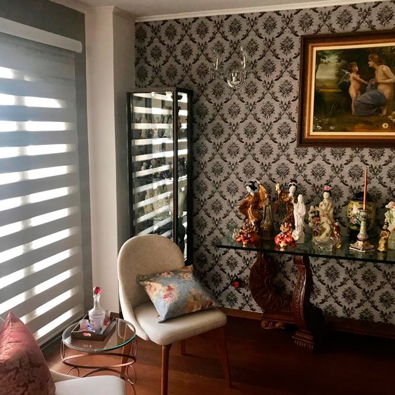 Papel-de-parede-cinza-a-preto-arabesco-decoratto-em-sala-de-decoracao