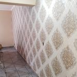 Papel-de-parede-aplicado-em-ambiente-de-sala-de-estar-