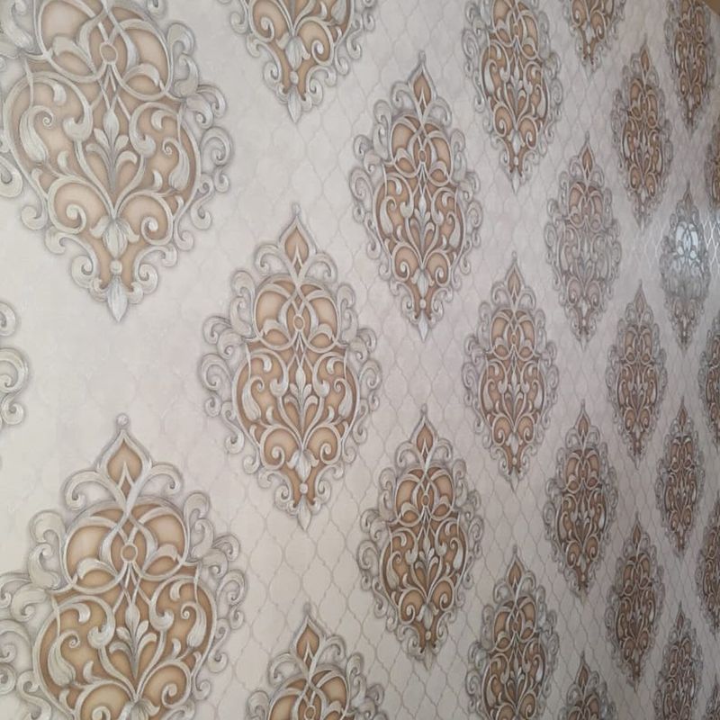 Papel-de-parede-aplicado-em-parede-bege-e-marrom