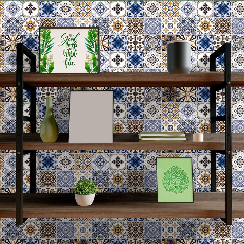 Papel de Parede Adesivo Azulejo Azul e Marrom aplicado em parede de sala de estar