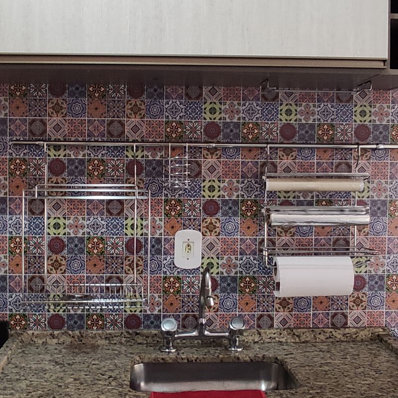 Papel De Parede Adesivo Azulejo Cozinha Vintage Português perto de pia