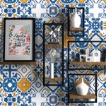 Papel de Parede Adesivo Azulejo Tons de Azul e Laranja aplicado em parede com itens decorativos