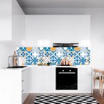 Papel de Parede Adesivo Azulejo Tons de Azul e Laranja aplicado perto de torneira em cozinha