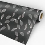 Rolo de papel de parede floral fundo preto com pétalas de flor branca