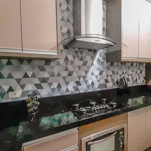 Papel de Parede Adesivo Geométrico Triângulos Cinza - Medidas: 48 x 300 cm