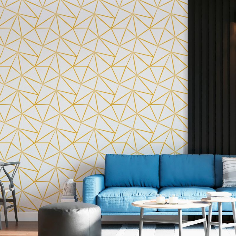 Papel de Parede Adesivo Geométrico Triângulos Zara Branco e Dourado em sala de estar com sofa azul