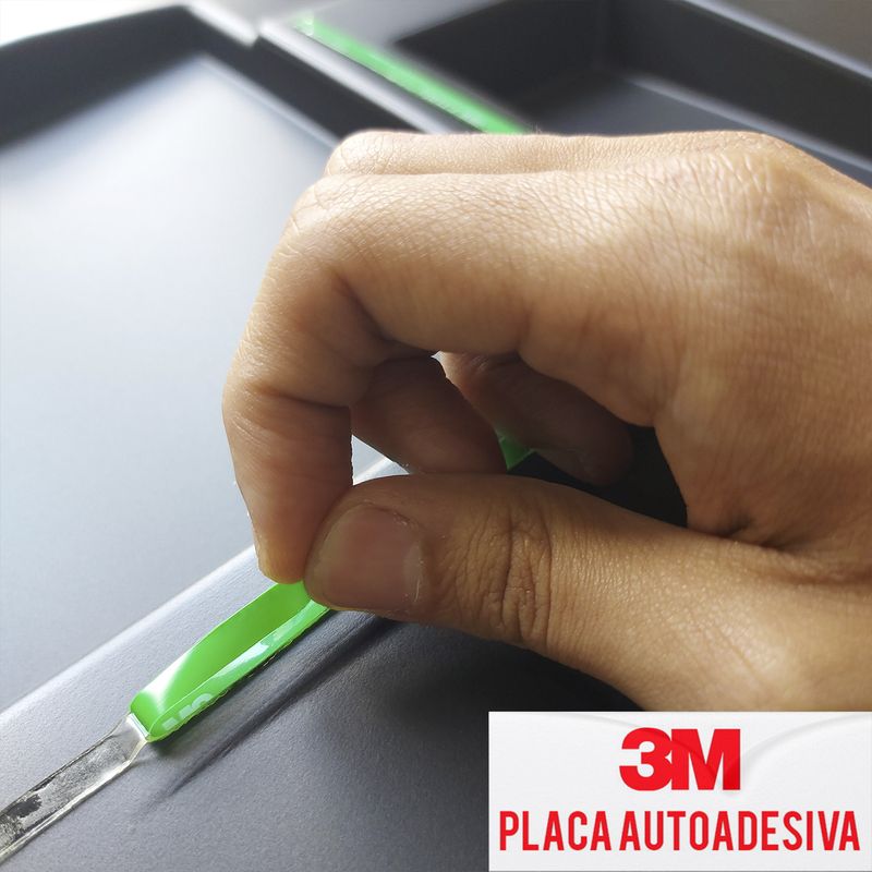 colocando papel de parede adesivo na parede