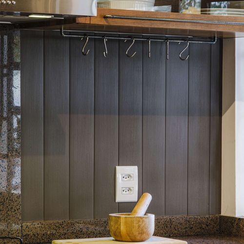 Painel Lambri Decorativo em Barras de PVC Autoadesivo 275 x 9,5 cm - Cor: Black