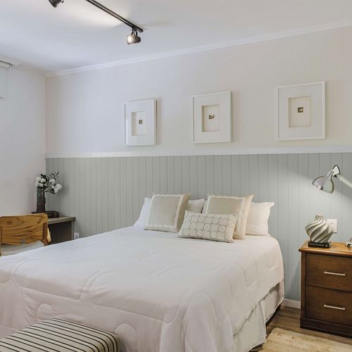 Painel Lambri Decorativo em Barras de PVC Autoadesivo 275 x 9,5 cm - Cor: Cloud