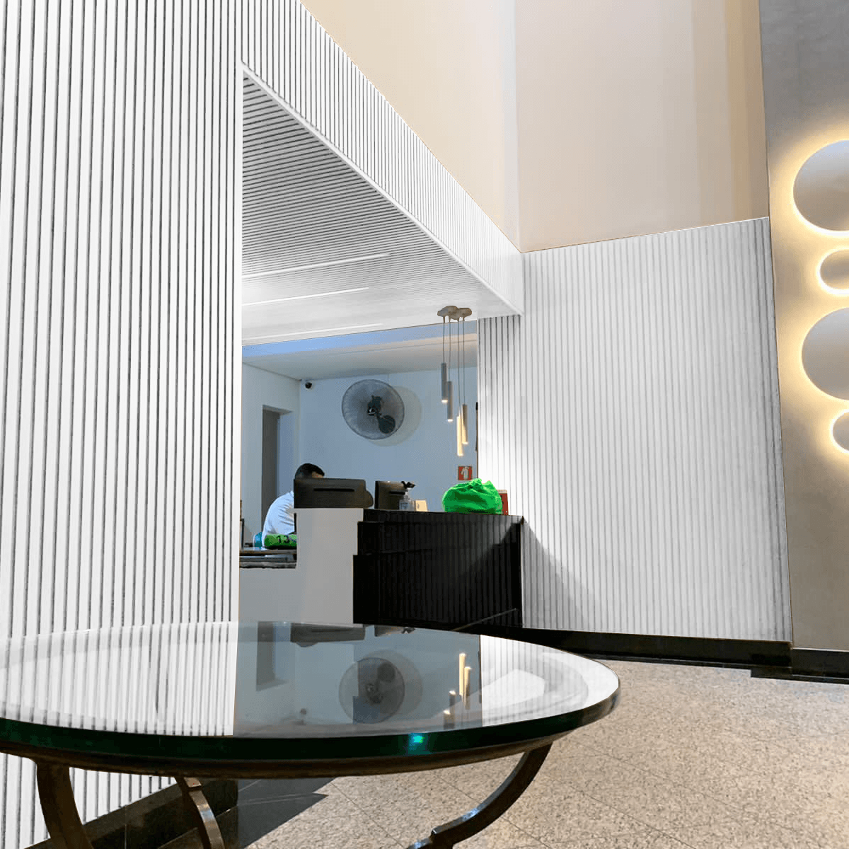 Painel Ripado Decorativo em Barras de Madeira MDF Laminado 270 x 6,2 cm - Cor: Branco